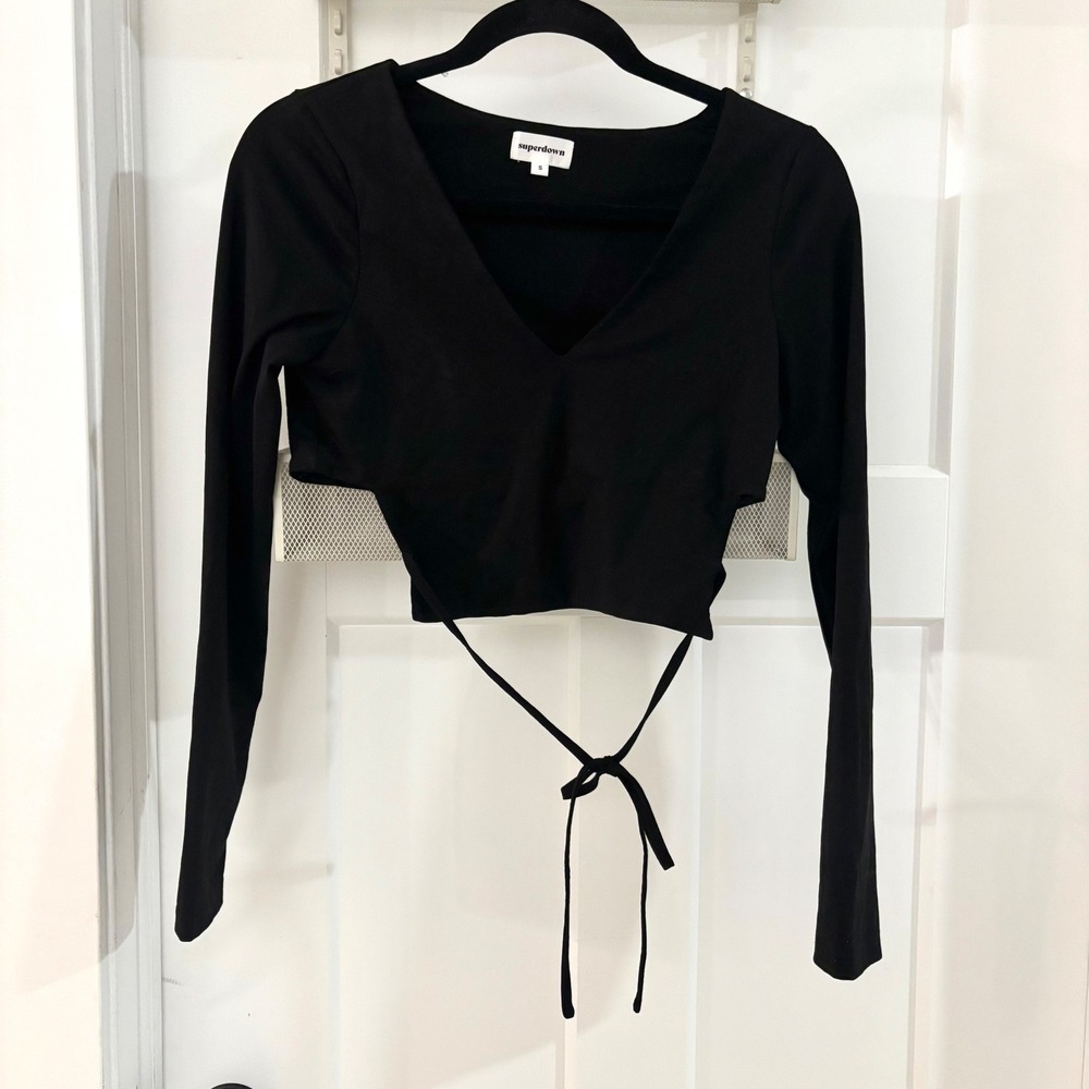 Revolve Superdown Black Long Sleeve Cropped V Neck Tie Back Top Size Small S